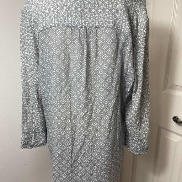 Button up v neck high low hem gray print blouse XL - Picture 3 of 5